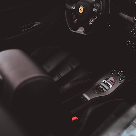 Interieur eines eleganten Sportwagens mit Lederbezügen und modernen Bedienelementen.